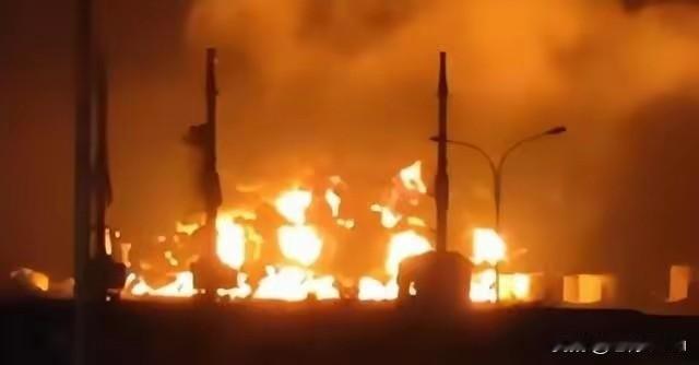 乌克兰打击俄炼油厂致38%产能被毁 俄从中国进口汽油：乌克兰8月起持续打击俄炼油