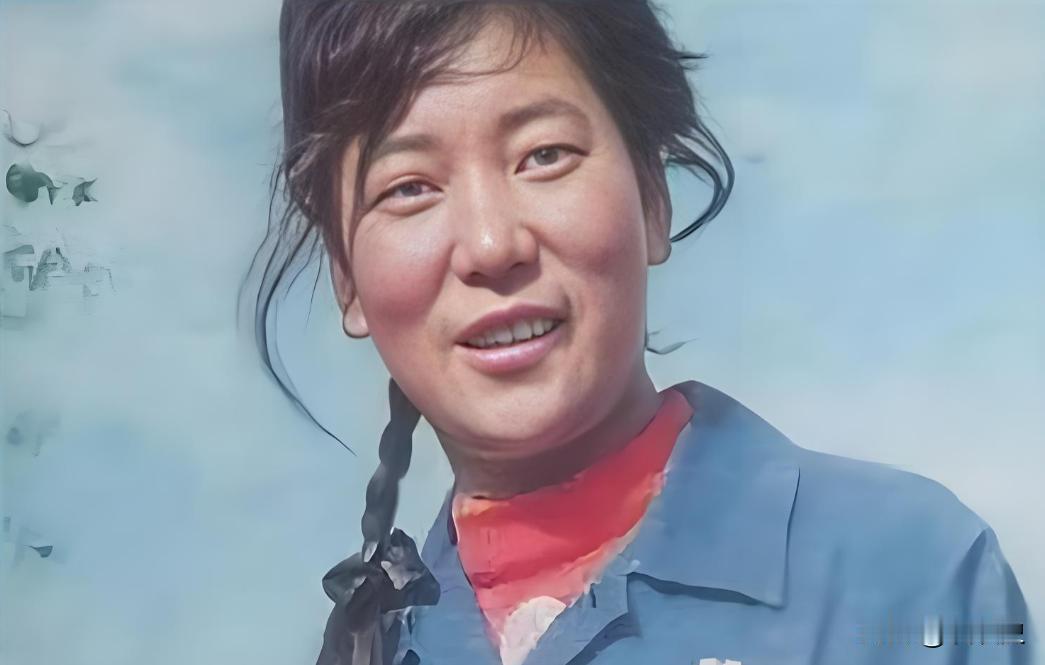 1982年，青海18岁女民兵陶金兰在修水管时，意外挖出7万枚银元。她当时的第一反