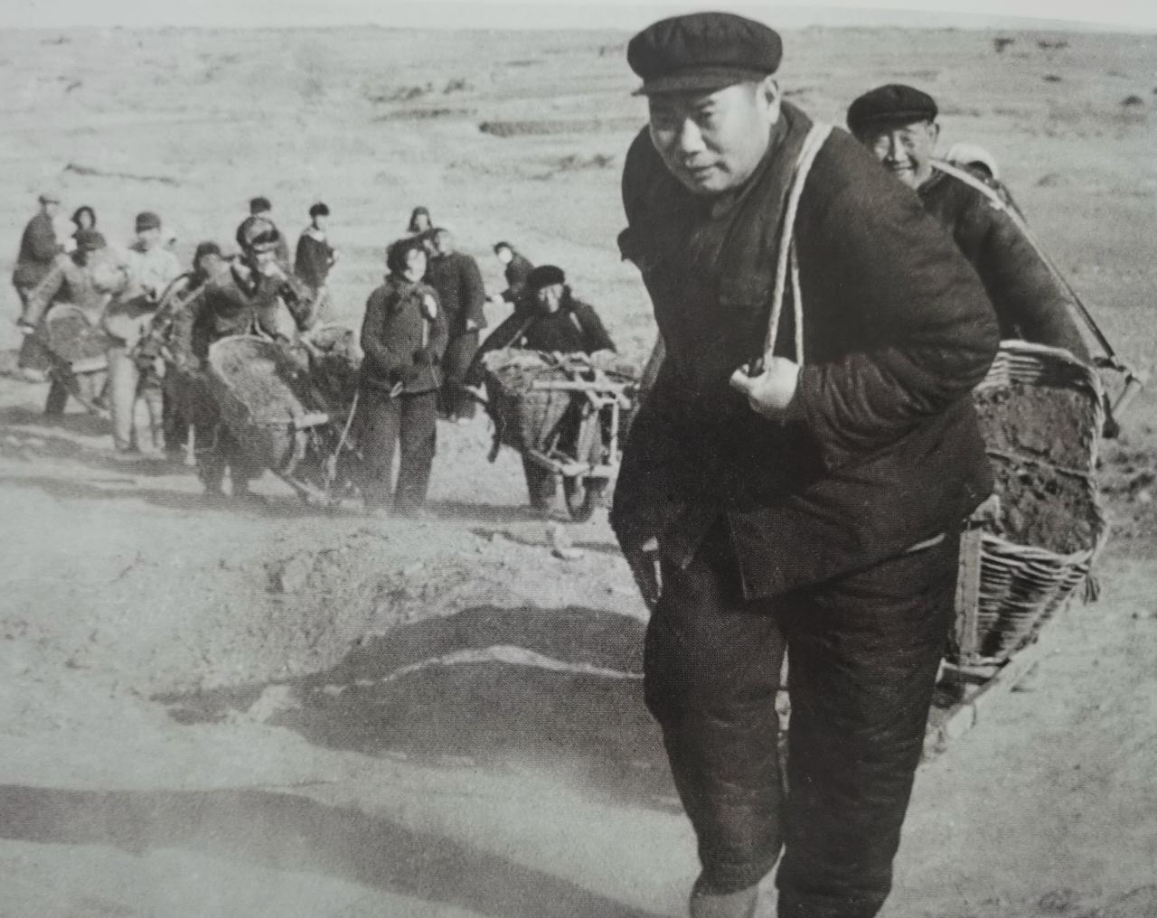 上阵能领兵打仗，下乡能埋头苦干！
毛泽东时代，干部与民同吃同住同劳动从不是一句空