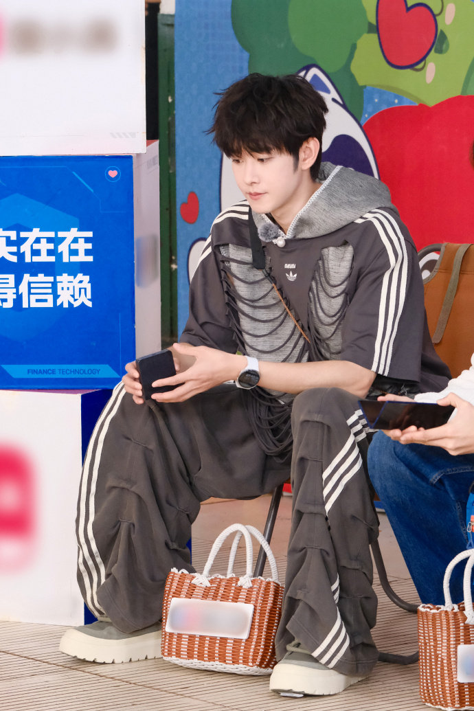 田嘉瑞街头漫步，擂台争霸，快来一起共赴高能时刻吧！ 