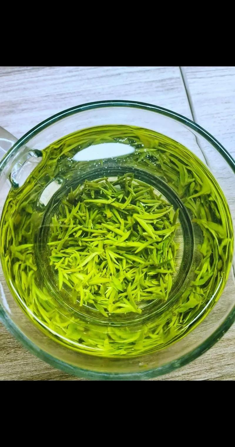 每个人喝茶，都可能把茶叶喝到嘴里，挂在嘴边，大家都怎么处理？反正我是呸几口呸回茶
