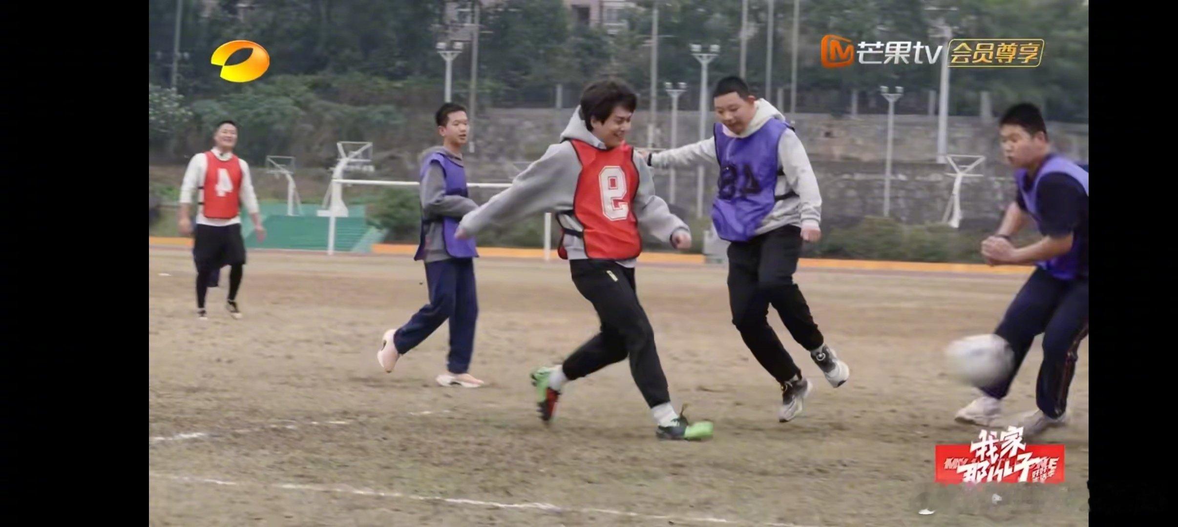 武艺风云学长实锤了  原来武艺在学生时代就是风云人物！这次和学弟们踢足球友谊赛，