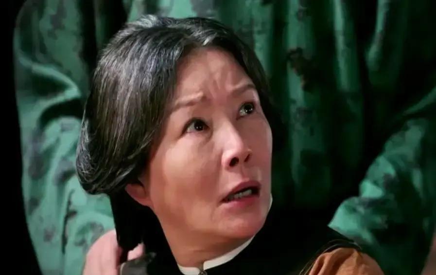 这哪是庆功酒。
分明是断头饭。
瑞麟这手，太毒了。
酒桌上，他刚带头举杯，祝贺古