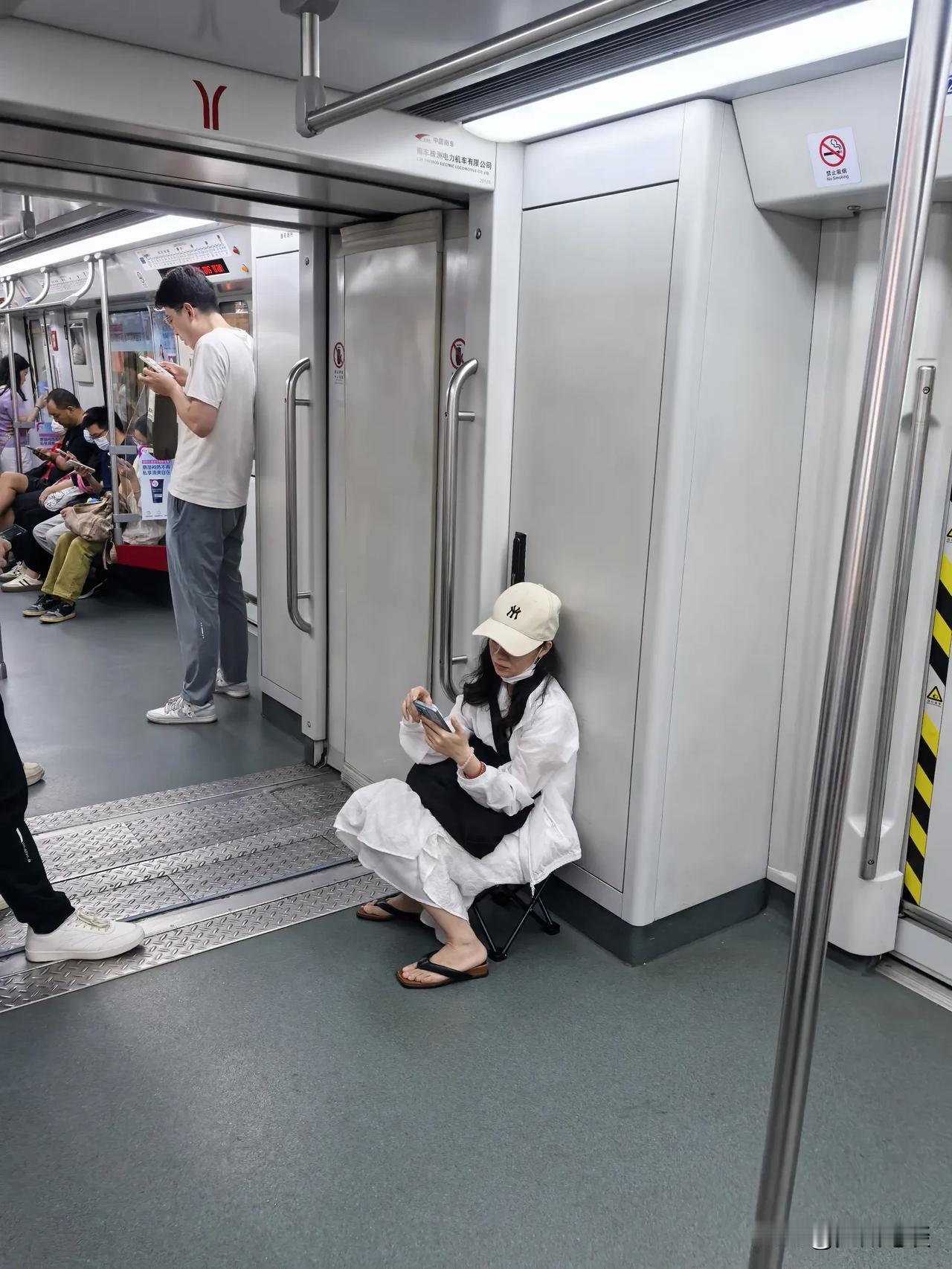 这届年轻人也是越来越有本事了，年轻人也搭地铁自带小马扎了！不跟别人抢座，不担心要