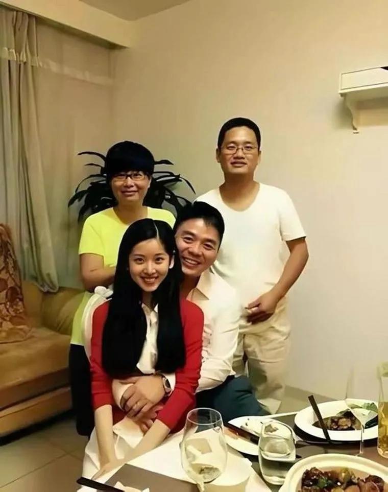 镜头中的章泽天发如绸缎，眉似新月，明眸若水，嫣然若曦，盛颜仙姿；拥抱着顶级美女的