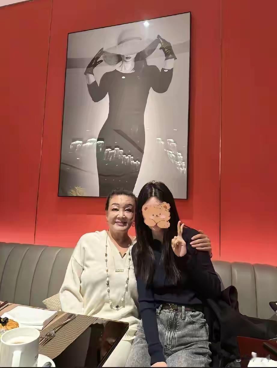 兰姐不是明星，去到哪里都有粉丝，说明兰姐人缘很好。有人支持她，毕竟人来真的很优秀