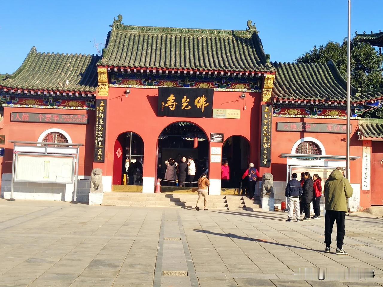 郑州市西流湖公园中区西岸有一个香火鼎盛的佛光寺，每月的初一、十五，香客云集，来自