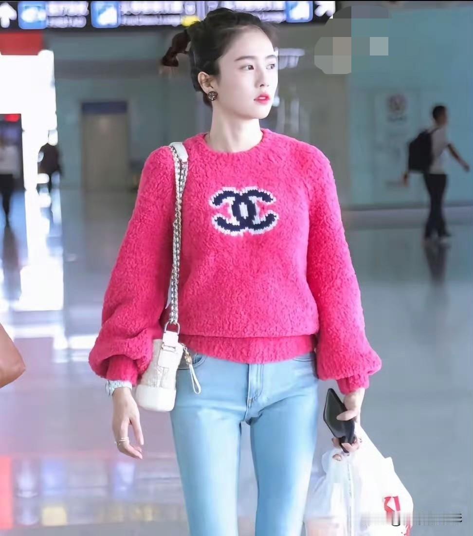同款香奈儿毛绒毛衣撞衫对比格外鲜明，这件饱和度偏高的上衣本身自带浮夸的豪门堆砌感