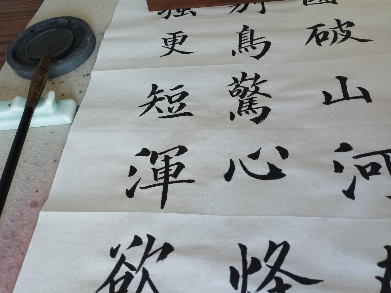 环顾全世界，哪个国家的大学课堂是全汉语授课？没有吧。为什么我们的顶尖大学课堂却把