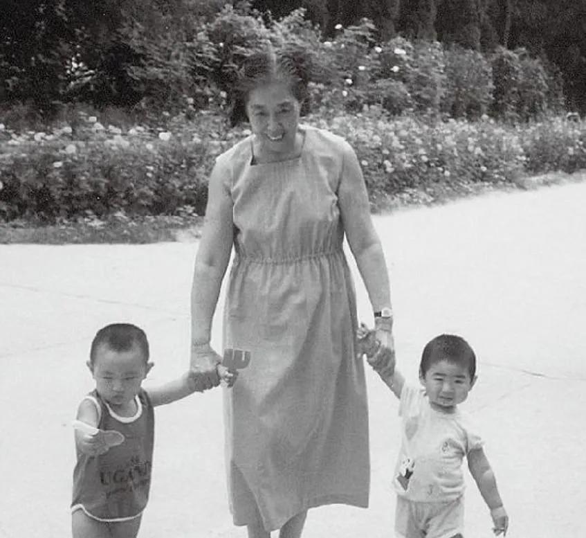 2006年，王光美病逝。临终前，她突然向女儿刘亭抱拳作揖，用最大声音说：“拜托了
