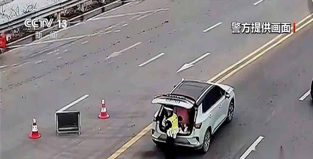 后备箱一打开，我整个人都麻了。
不是塞得满满当当的年货，是两个小孩，一个4岁，一