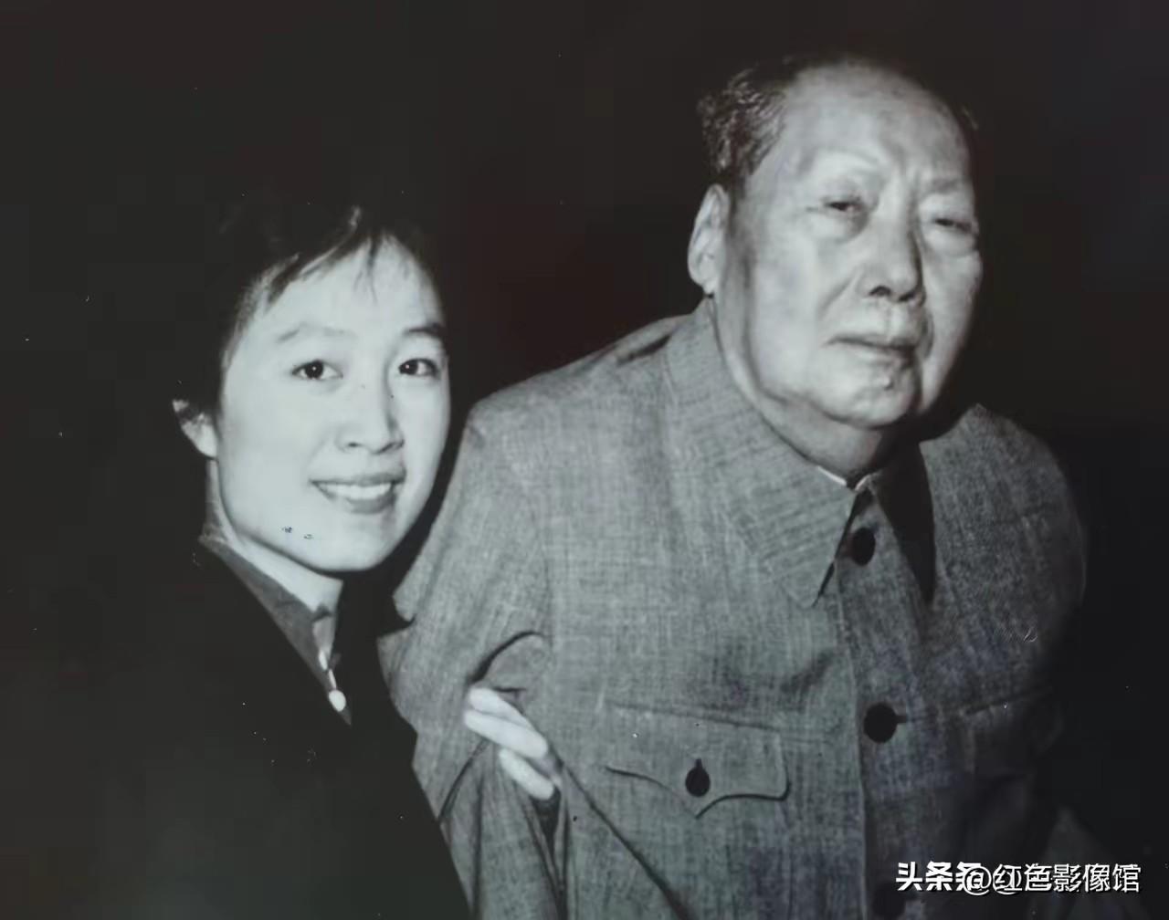 这张黑白老照片拍摄于伟人晚年，身旁的青年女子是孟锦云，她是毛主席晚年的贴身护士。