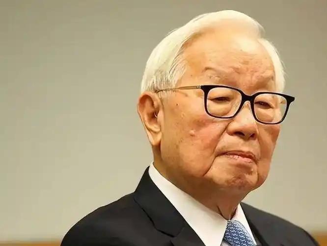台积电那个创始人张忠谋前阵子说话挺冲，直接放话关键技术全攥在他们手里，真要断了大
