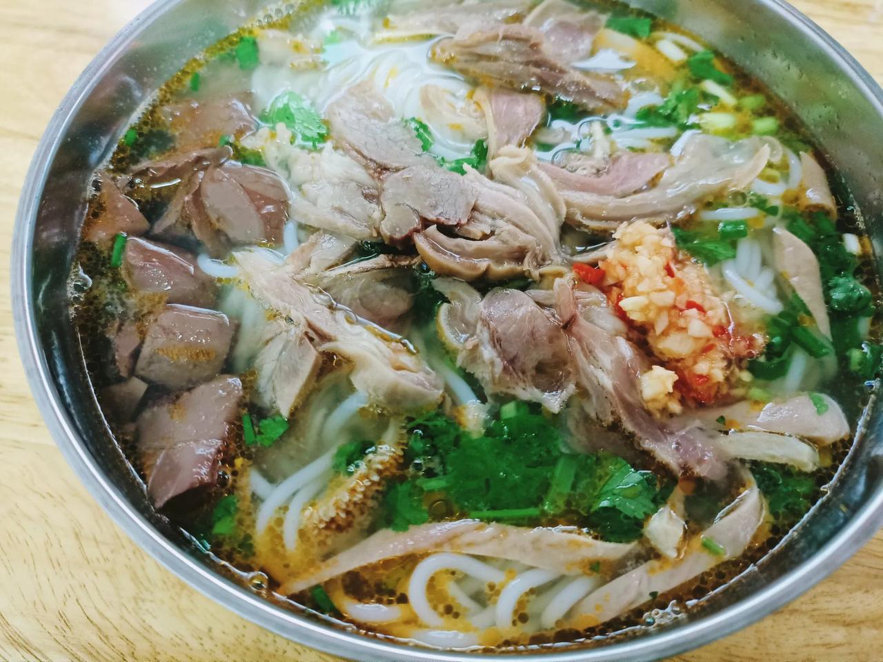今天早上某人说请我去外面吃羊肉粉，谁能抗拒一碗热气腾腾的爱心羊肉粉呢？那就去吧！