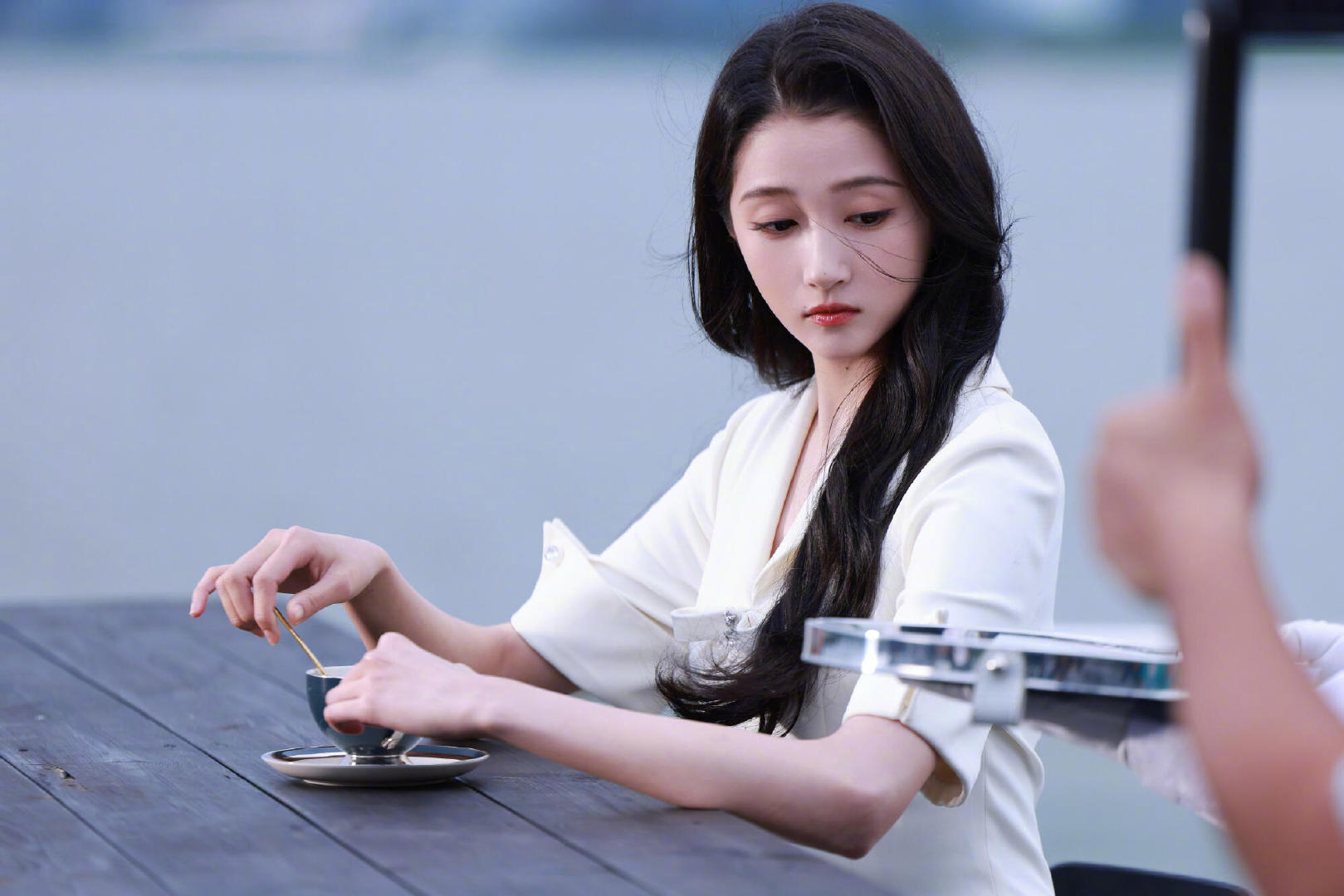 关晓彤是天使 关晓彤真的是天使褪去感情里的失意，关晓彤重新专注演员本职。独自消化