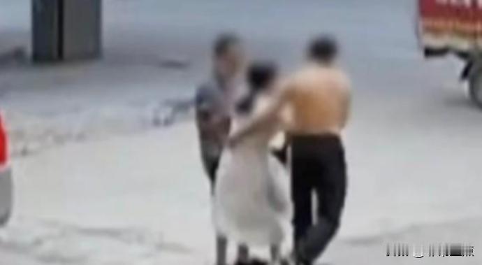江苏，一男子发现母亲、妻儿4人被绑架后，拨打110求救，可值班民警称不到24小时