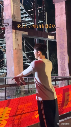 谁来懂一下黄景瑜黄景瑜张小满抽象vlog张小满负责抽象，黄景瑜负责帅，我负责笑到