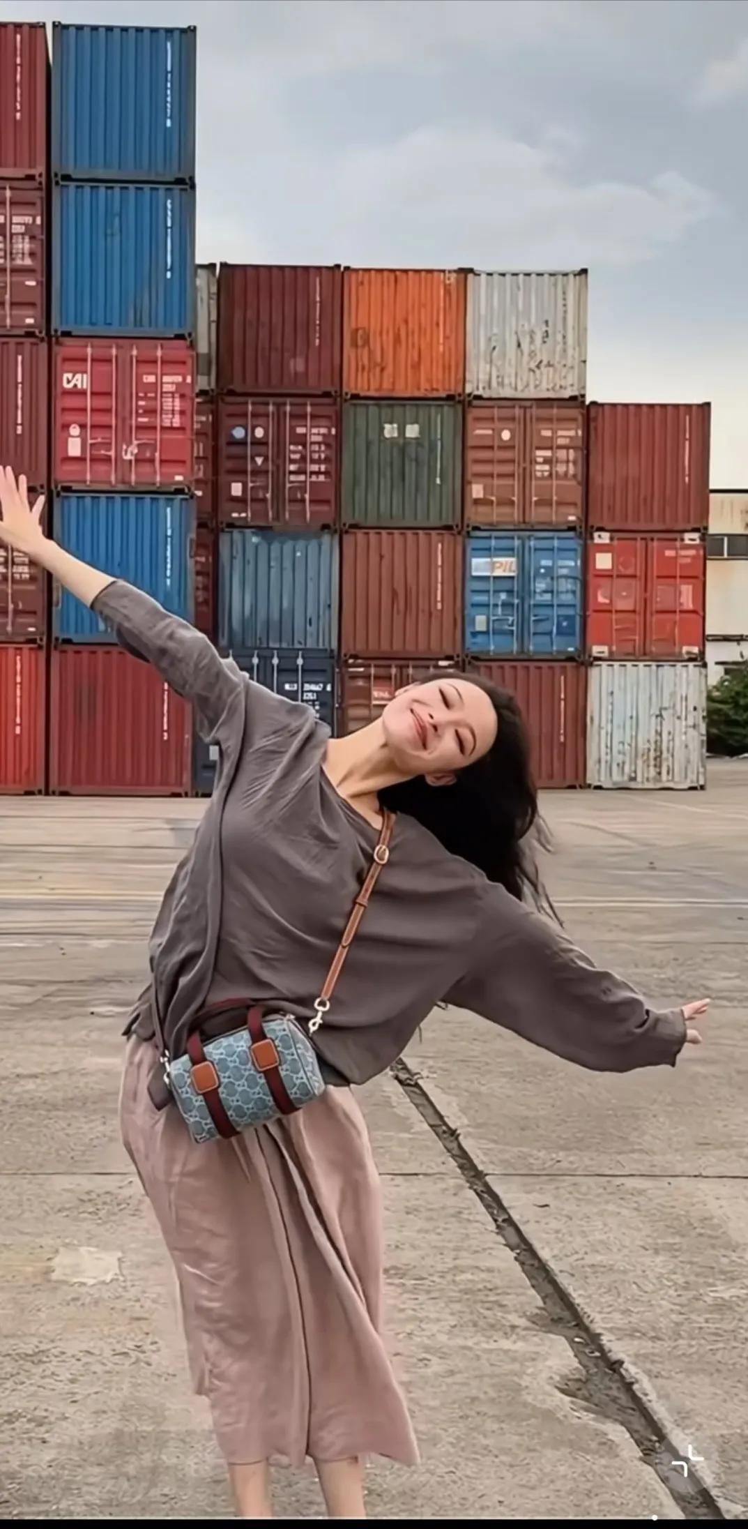 倪妮，这么潦草的衣服，穿在她身上这么好看。