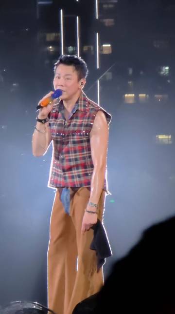 陶喆一场演唱会流了一升的汗陶喆的演唱会，不仅耳朵享受，眼睛也跟着忙碌，尤其是那条