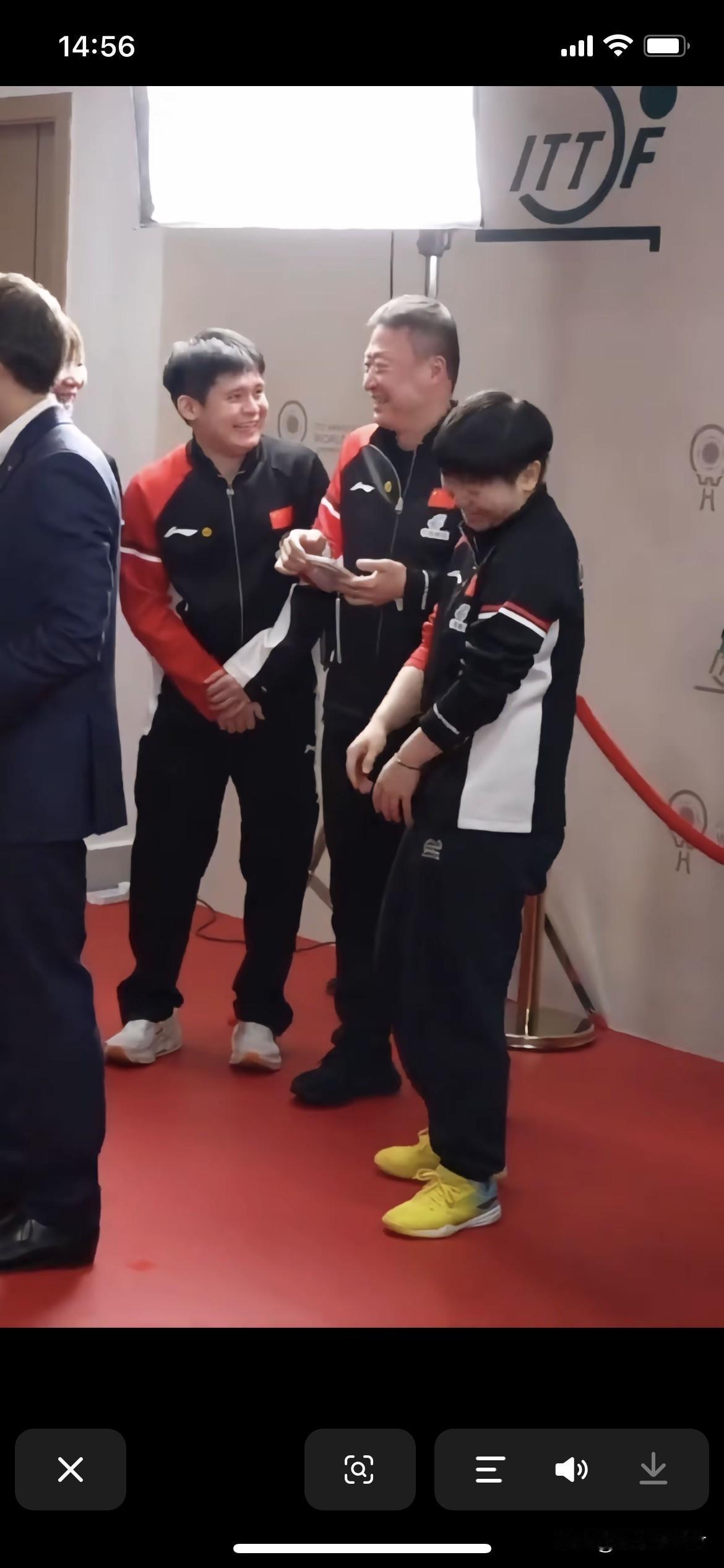 看马琳手机把林诗栋孙颖莎王曼昱都逗笑了。
没想到女队教练还和林诗栋关系这么好。