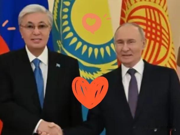 托卡耶夫这“回旋镖”玩得可真够溜。

前脚还在东京跟日本人谈笑风生，顺手就签下了