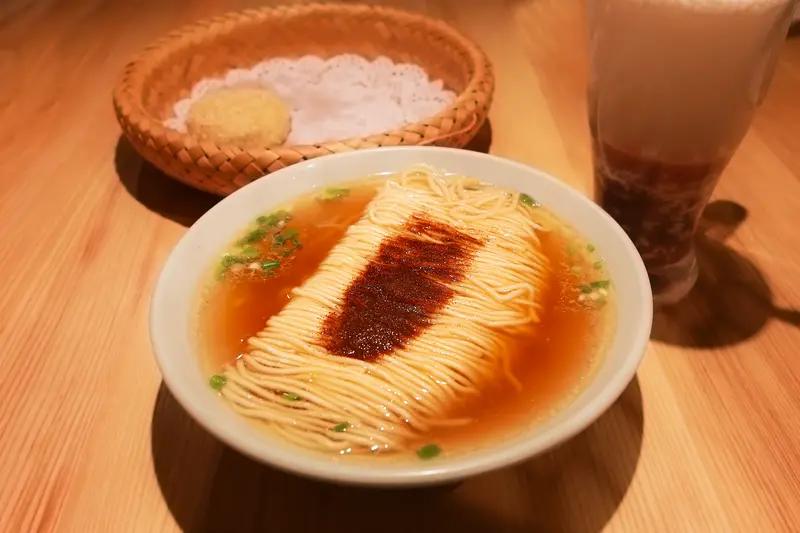 芜湖美食那叫一个绝！首推虾籽面，这可是《舌尖上的中国》报道过的非遗美食。灵魂是长