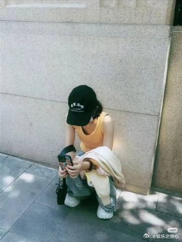 全上海都在偶遇赵丽颖家人们，最近上海仿佛成了赵丽颖的 “主场”，全上海都在偶遇赵