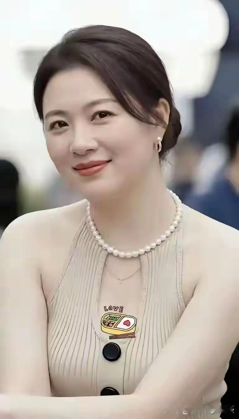 满面春风情更浓。