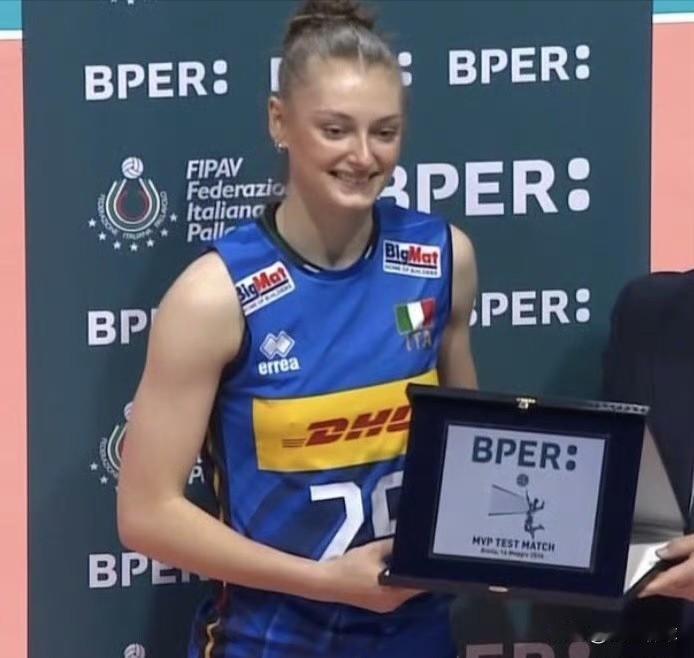 热身赛：意大利女排直落三局3-0（25-18、25-17、25-14）零封法国女