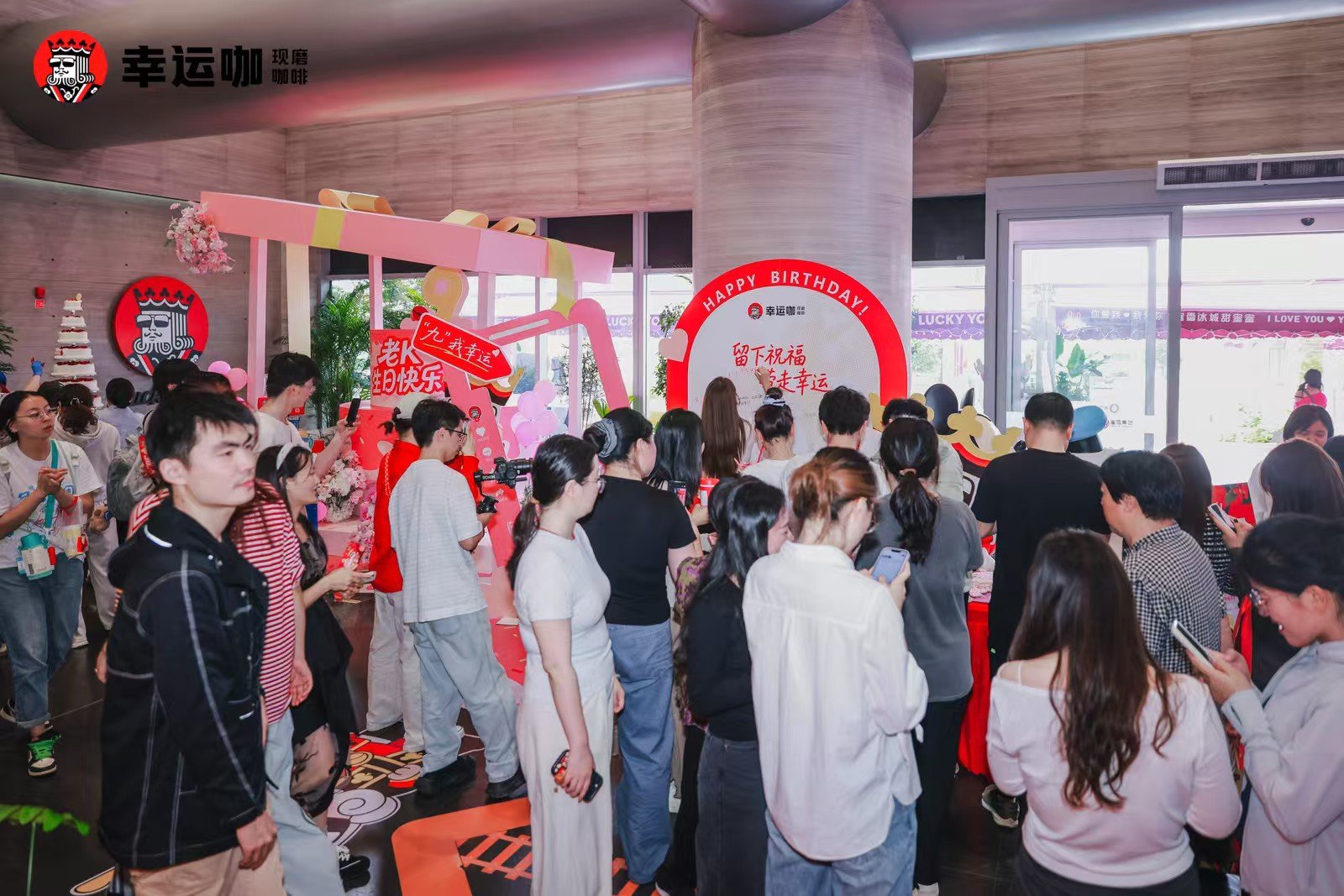 咖啡对人的影响被严重低估了咖啡的魅力远不止提神，它更是平凡日子里的小确幸，幸运咖