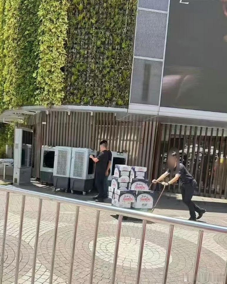 肖战香港线下活动肖战让粉丝多喝水 天气太热，肖战让工作人员给现场的粉丝发了降温冰