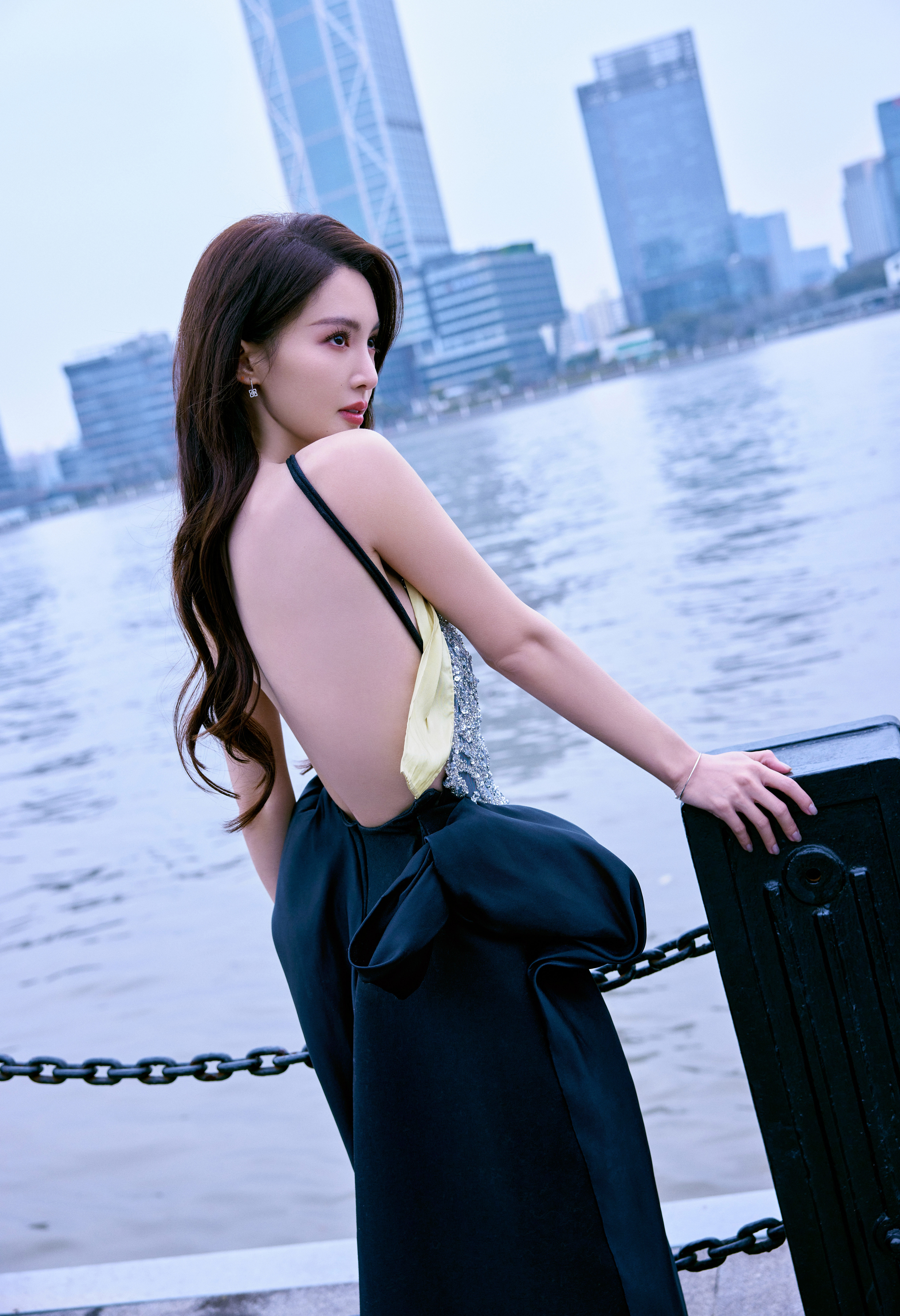 金晨，黑裙美背，大气优雅 ​​​