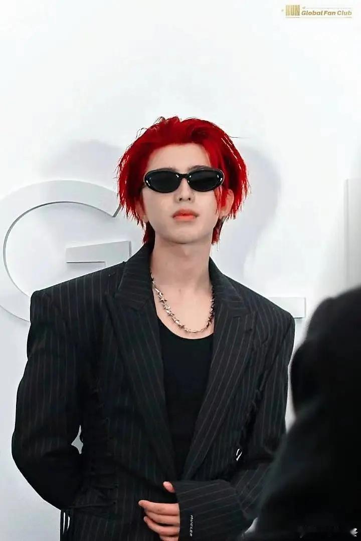 蔡徐坤身着未发布新款头排c位亮相高定品牌Mugler大秀，红发造型如何？ ​​​