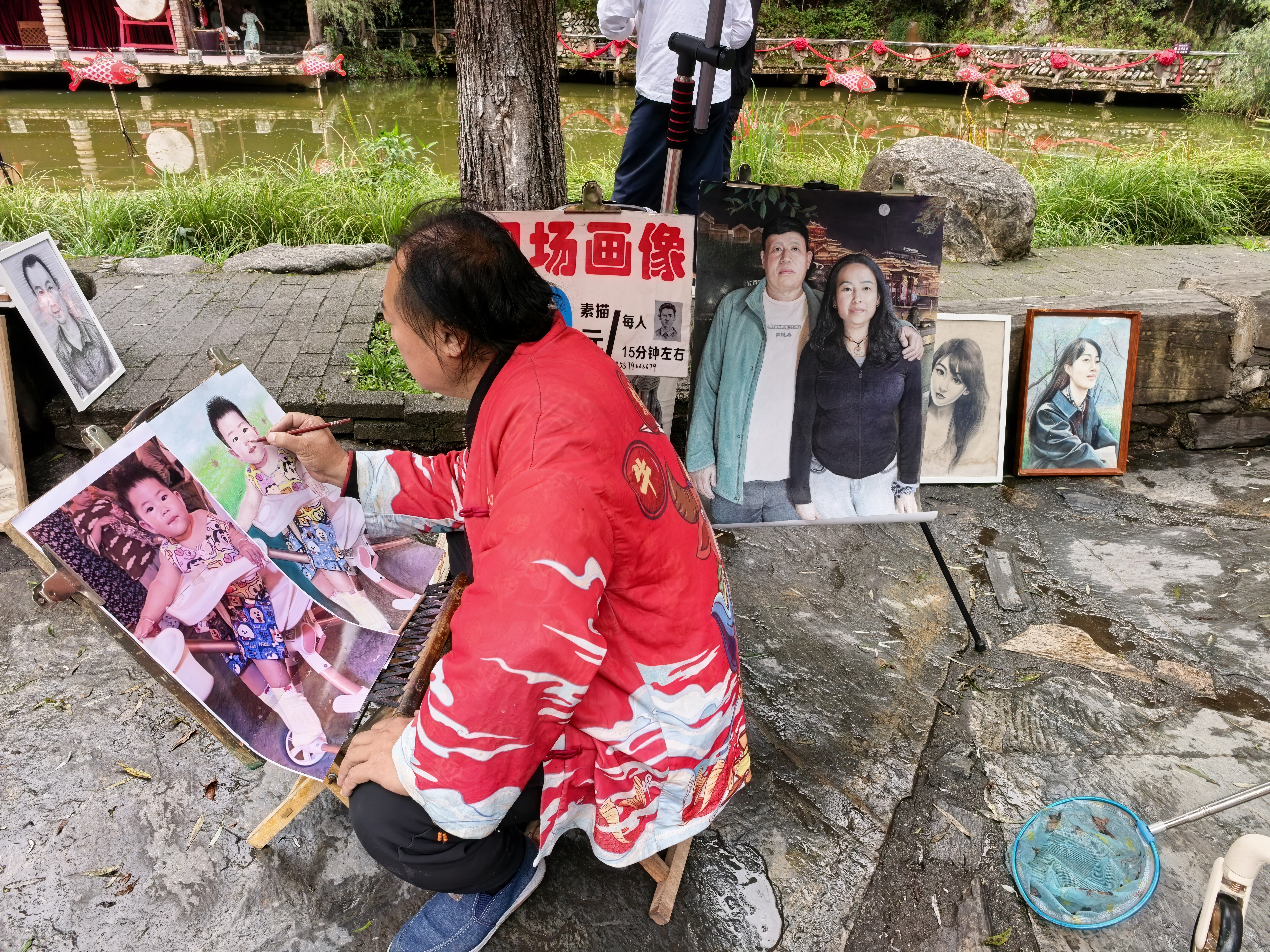 乘西康高铁，来到商洛柞水牛背梁。在终南山寨，偶遇街边手绘艺人。终南山寨，水边街头