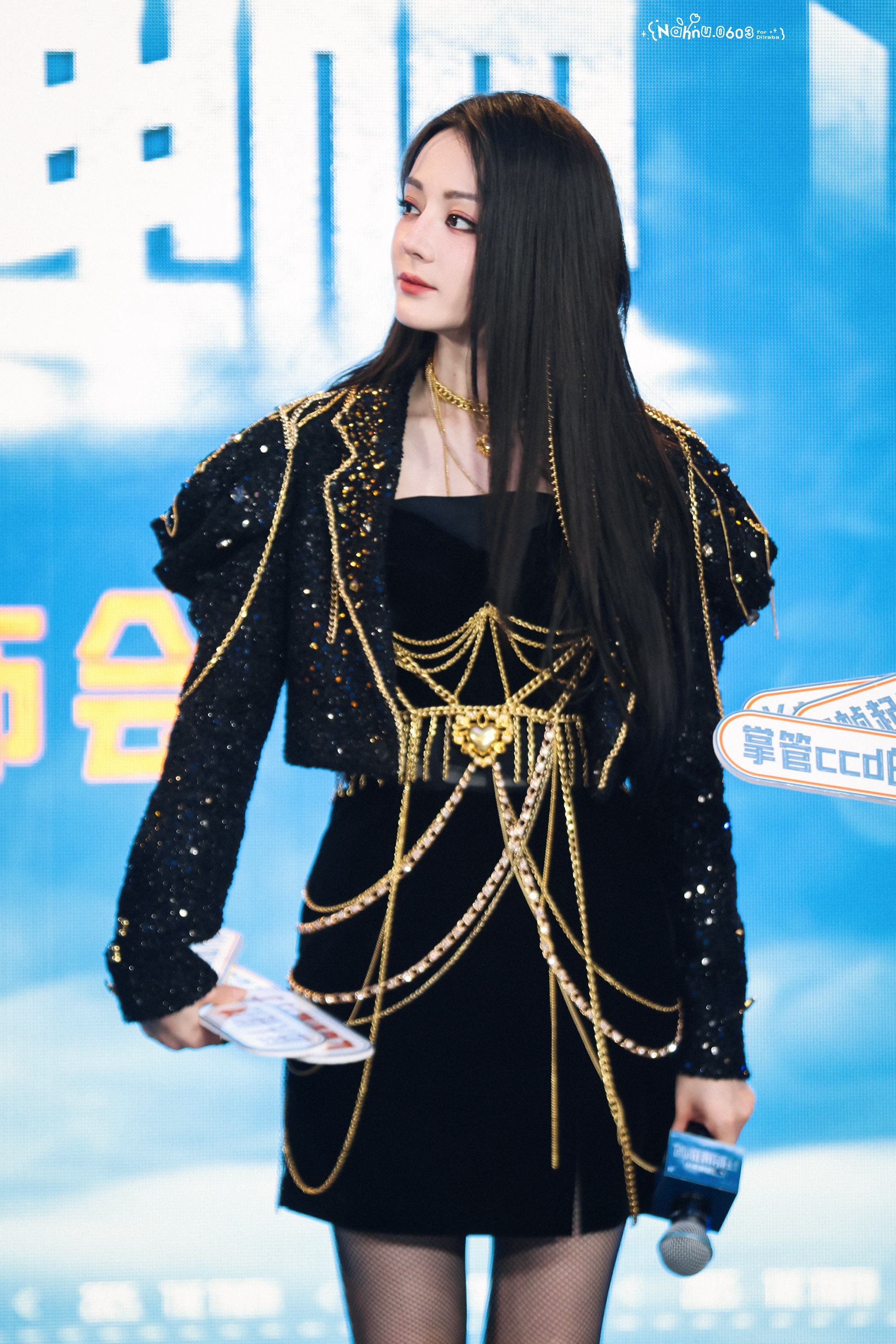 迪丽热巴 迪丽热巴不畏惧顶光的女人迪丽热巴美式复古风迪丽热巴柿子红短T  太欲了