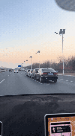 这是一辆……八对轮？