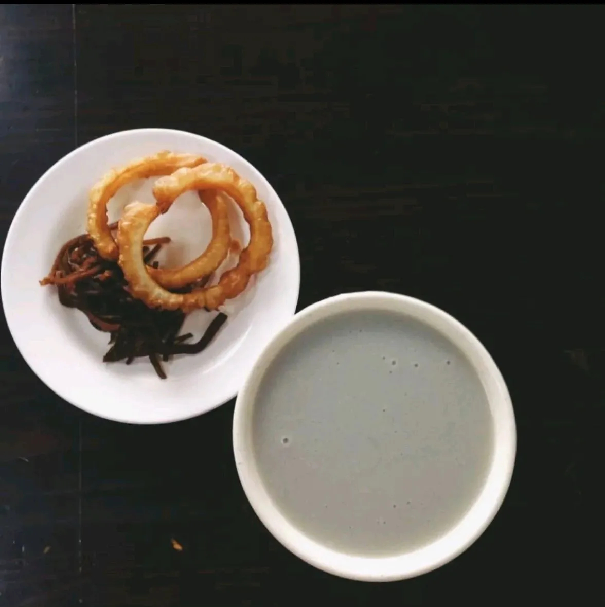 看了下电视剧里的老北京美食有以下几样。豆汁：这是剧中极具代表性的一道美食。为了还