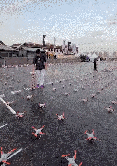 无人机，整齐的编队原来是靠人摆上去的。我还以为是自己找的位置。长见识了。