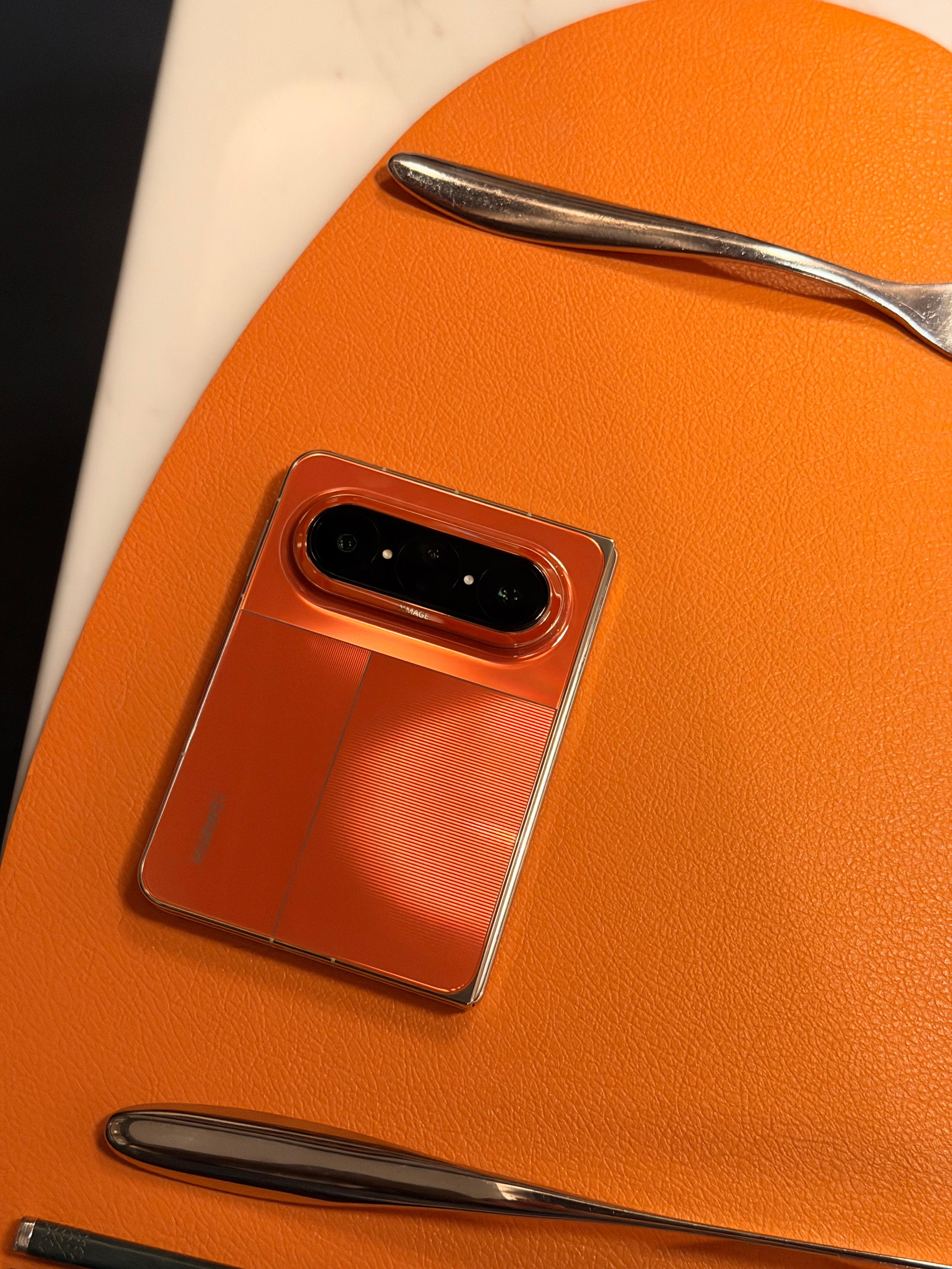 人不可能同时拥有阔气和折叠屏手机，除非你拥有大阔折在大阔折的与众不同的体验至上，