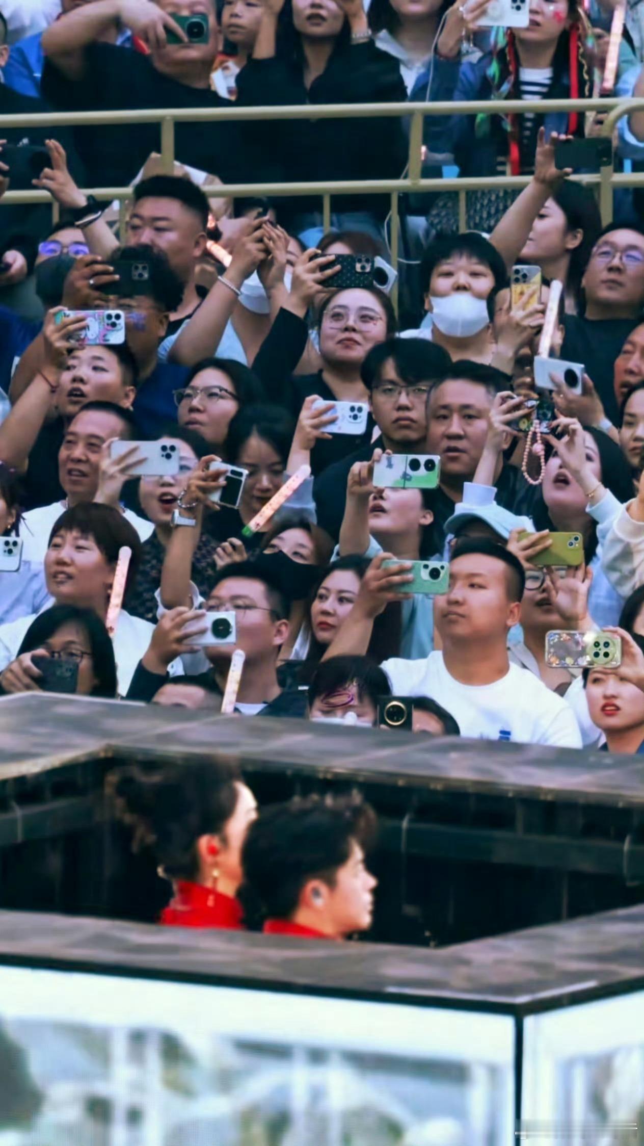 凤凰传奇的演唱会上，除了华为就是苹果！[吃瓜] ​​​