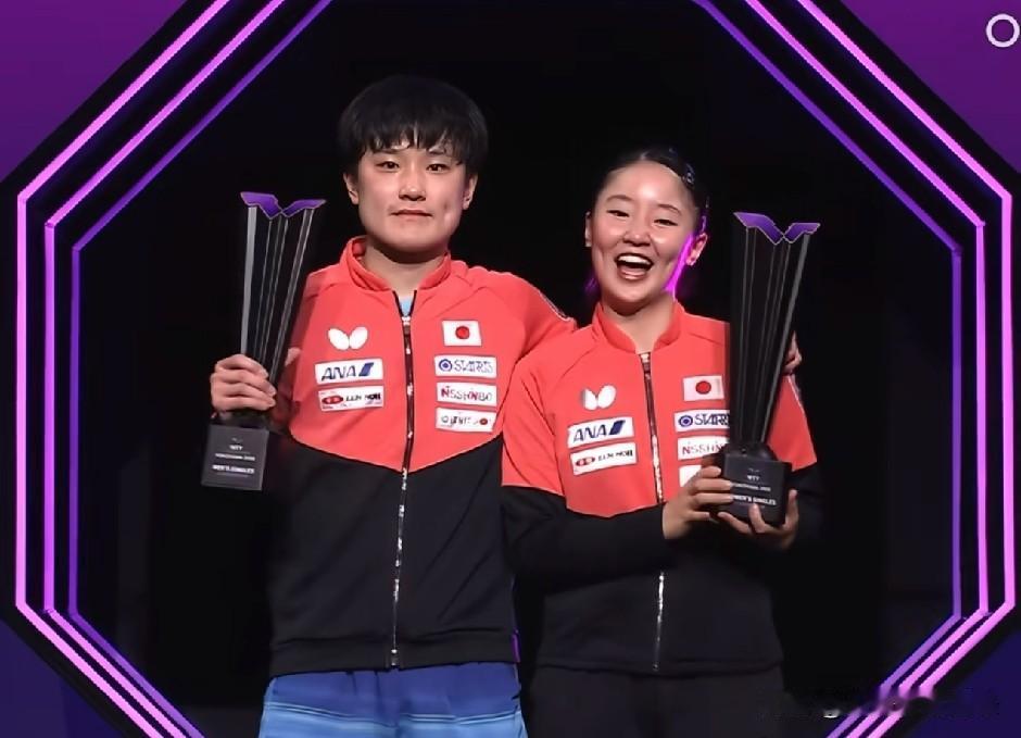 虽然平时立场和张本家是相对立的，但是今天看到张本兄妹，捧着奖杯，笑得如此灿烂开怀
