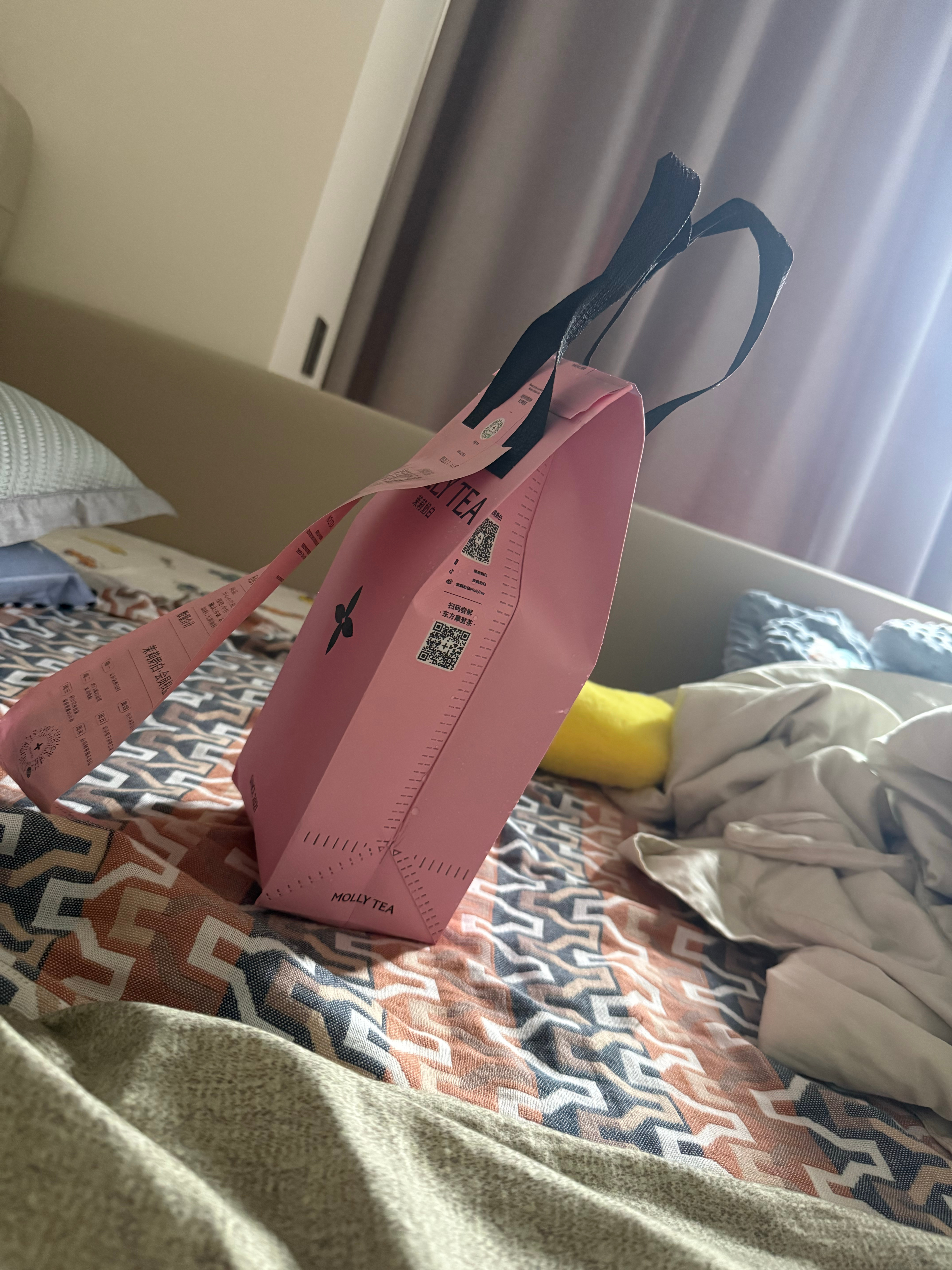 每个周六上午都是我补觉的时候 能能八点就醒了自己出去客厅玩玩具 等爸爸八点半出去