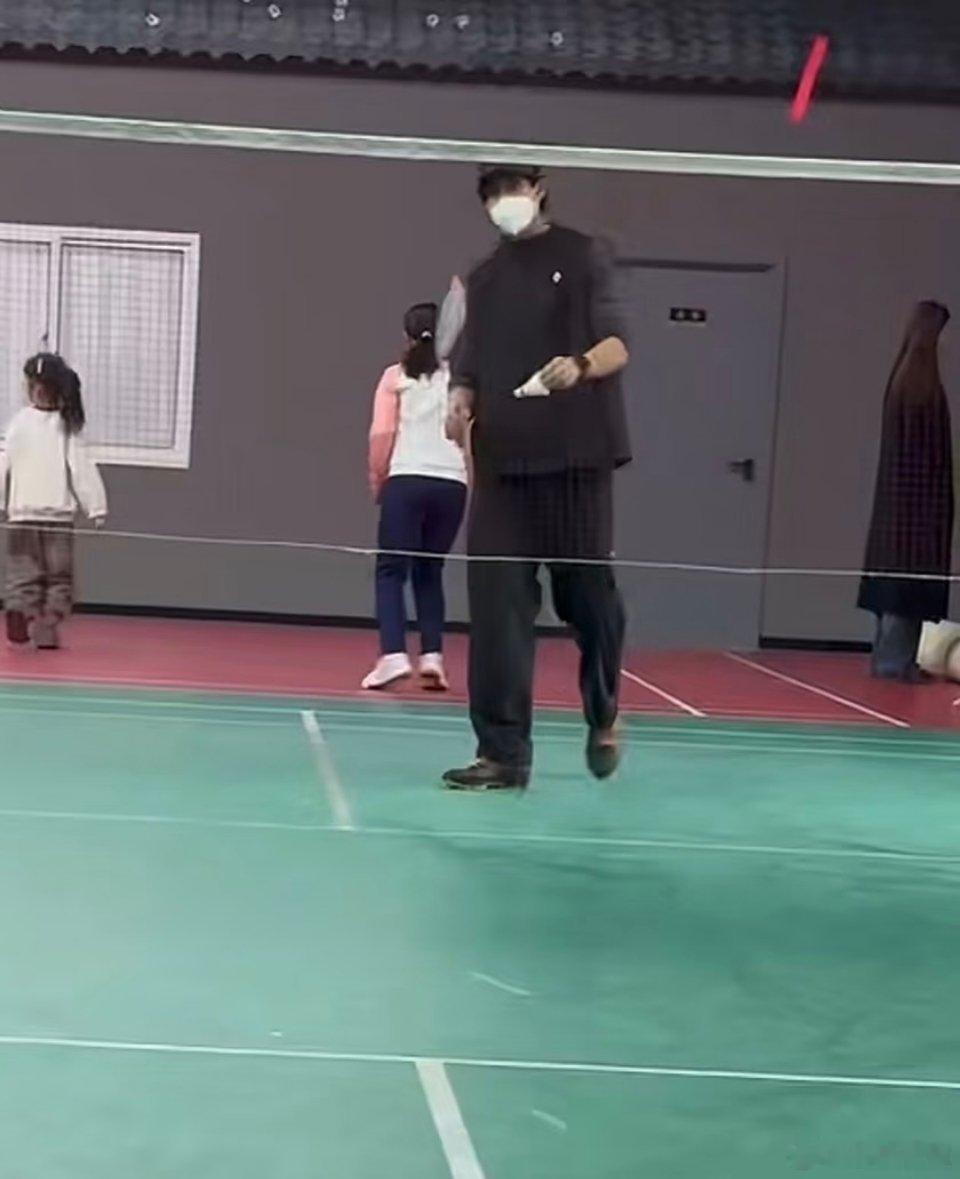 打羽毛球偶遇宋威龙 网友打羽毛球偶遇宋威龙谁在羽毛球馆偶遇宋威龙了！戴口罩低调运