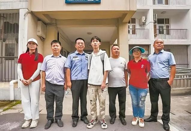 “这个民警火了！”男孩和姐姐都考上大学，却因家里贫困想弃学赚钱养家！56岁民警瞒