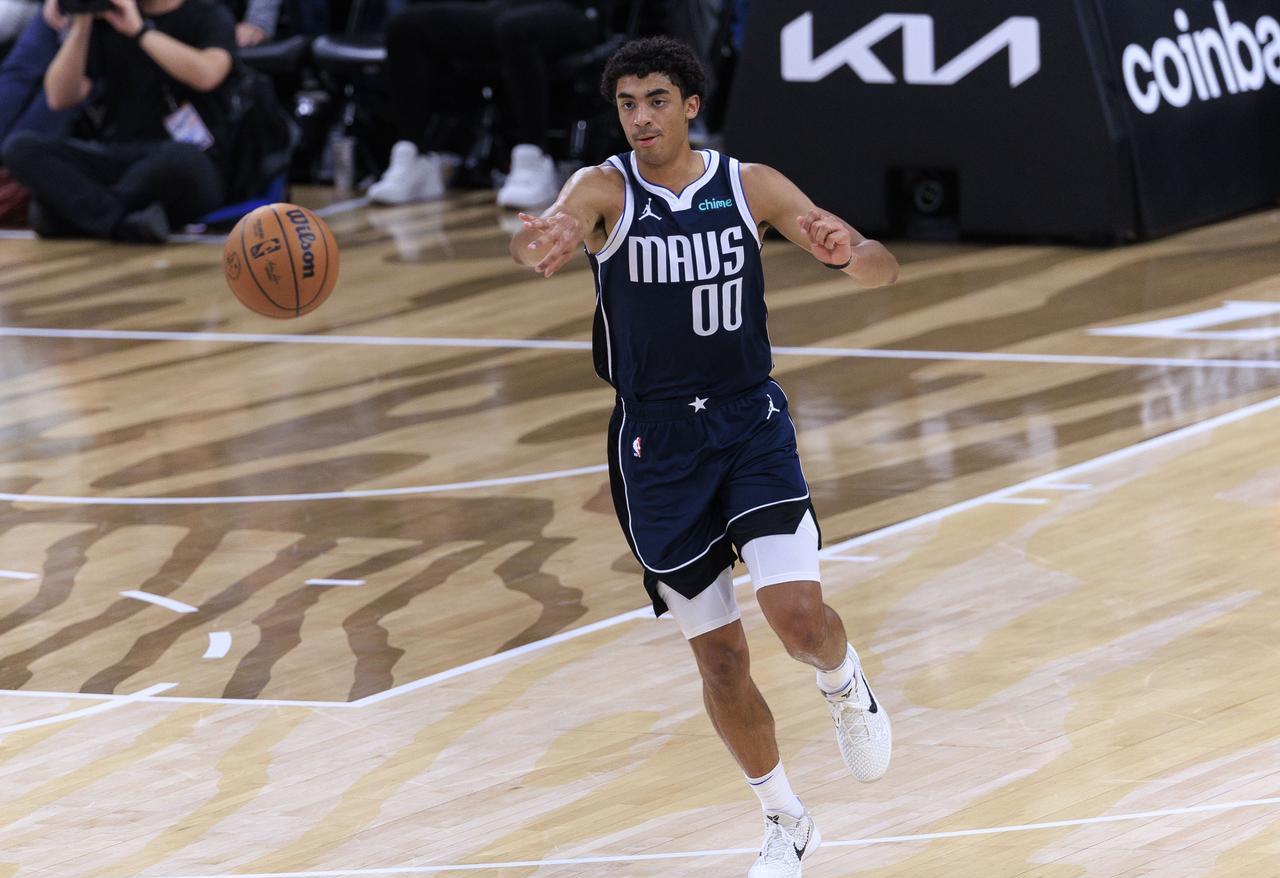 独行侠这算盘，打得我在达拉斯都听见了。
安东尼-戴维斯的顶薪续约，悬了。
管理层