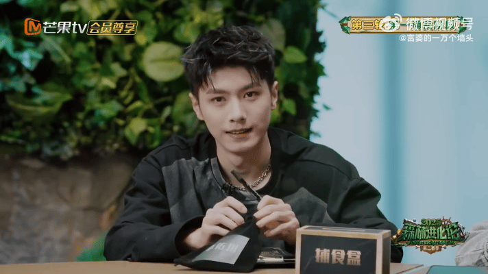 周峻纬怎么还追着杀呀 强势技能反而害了自己，成了必须优先处理的目标。 