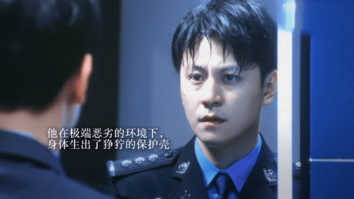 秦俊杰蒋诚演技 蒋诚不是那种爽文卧底，他没有开挂的运气，只有硬扛的韧性。秦俊杰把