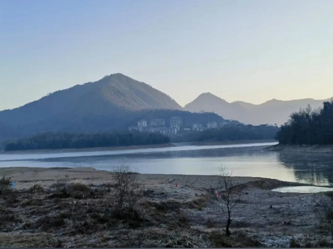 黄山太平湖畔
