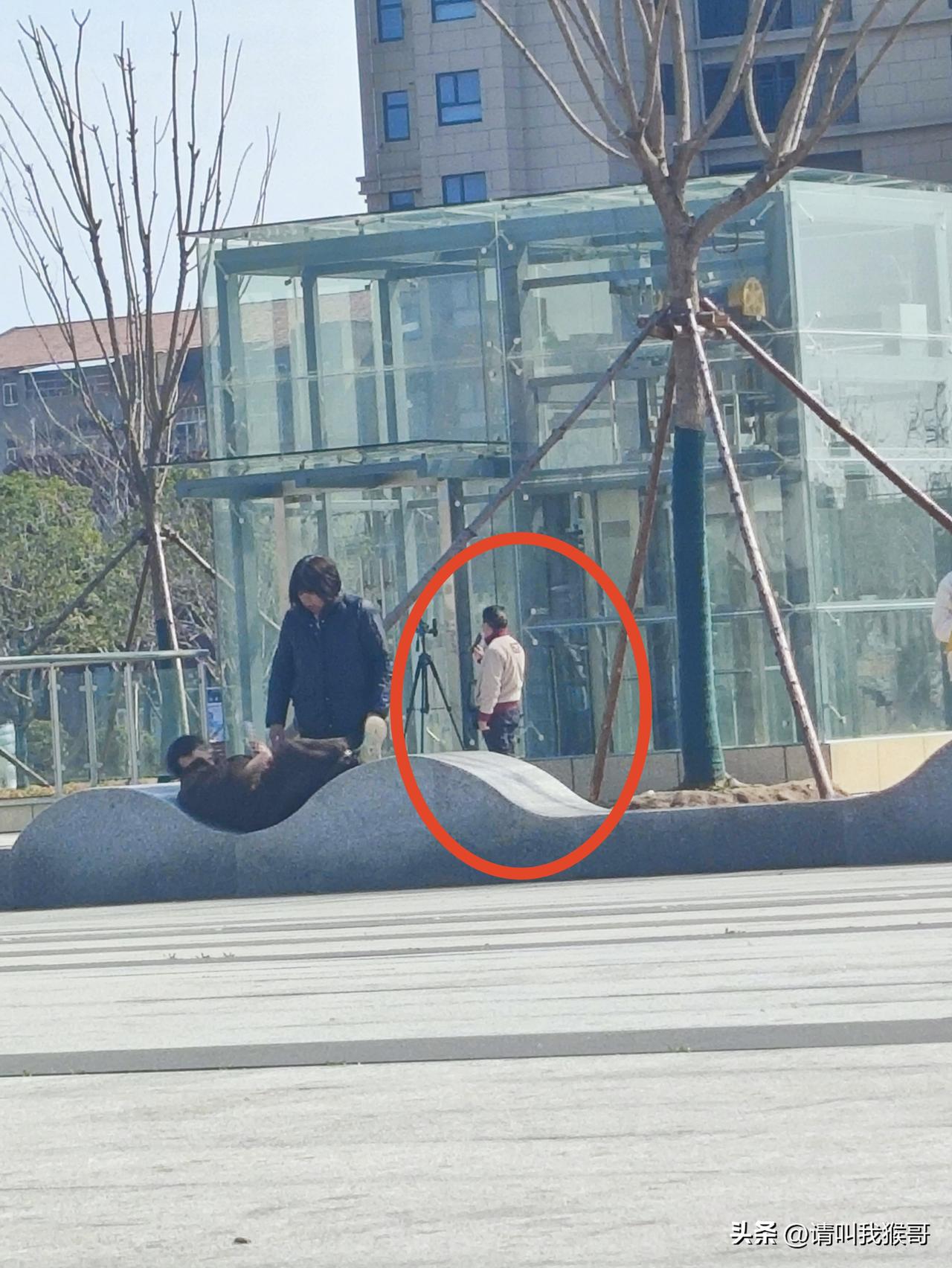 今天从老家县城坐火车去上班，在火车站广场候车的时候看到2个开直播的，一个是20多