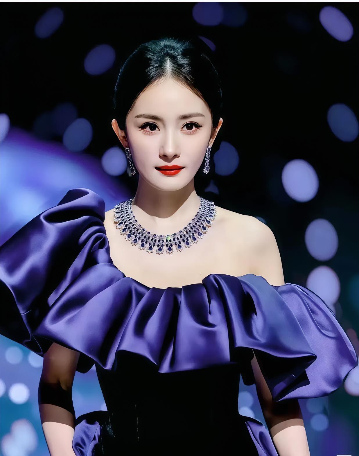 我发现，
杨幂这个人，
有一个很多明星都没有的玄学，那就是只要她在的地方就争议不